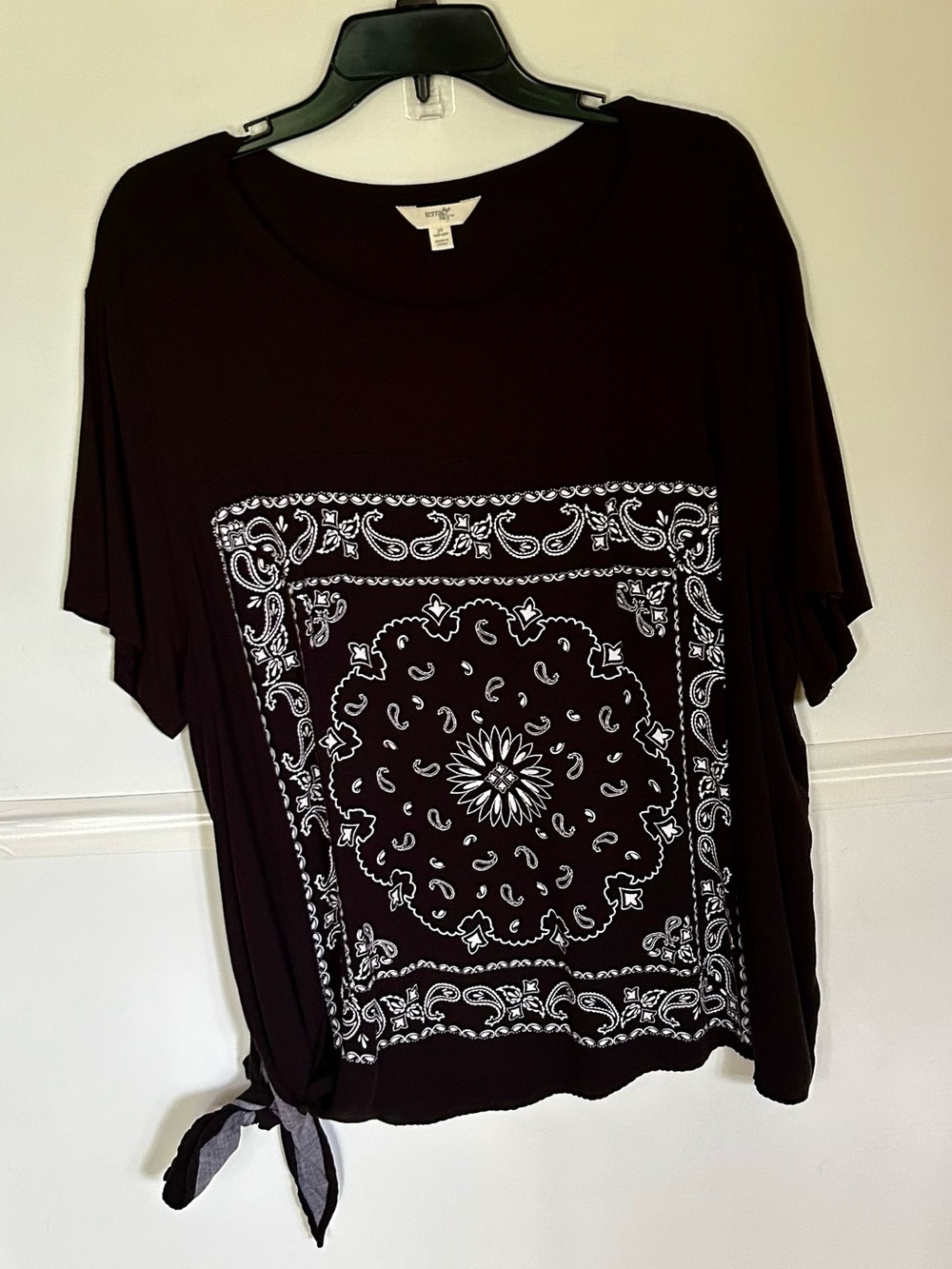 Terra & Sky Black Short Sleeve Bandana-Print Tee with Side Tie For Women